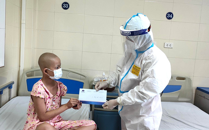 Tết thiếu nhi đặc biệt của các em nhỏ trong khu cách ly