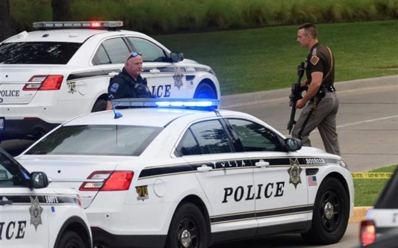 (Ảnh minh họa - Cảnh sát điều tra hiện trường một vụ xả súng ở Tulsa, bang Oklahoma (Mỹ), ngày 1/6/2022 - Reuters/TTXVN)