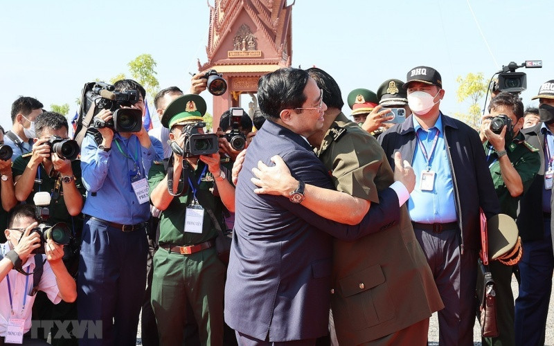 Thủ tướng Campuchia Samdech Techo Hun Sen đón Thủ tướng Phạm Minh Chính dự Lễ kỷ niệm 45 năm "Con đường tiến tới đánh đổ chế độ diệt chủng Pol Pot". (Ảnh: Dương Giang/TTXVN)