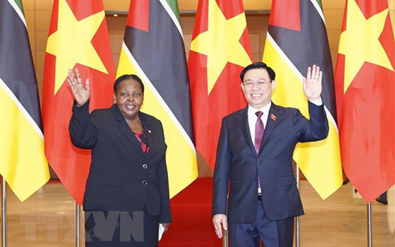 Chủ tịch Quốc hội Vương Đình Huệ và Chủ tịch Quốc hội Cộng hòa Mozambique Esperanca Laurinda Francisco Nhiuane Bias chụp ảnh chung. (Ảnh: Doãn Tấn/TTXVN)