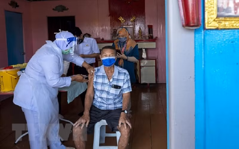 Nhân viên y tế tiêm vaccine ngừa Covid-19 cho người dân tại Selangor, Malaysia. (Ảnh: TTXVN)