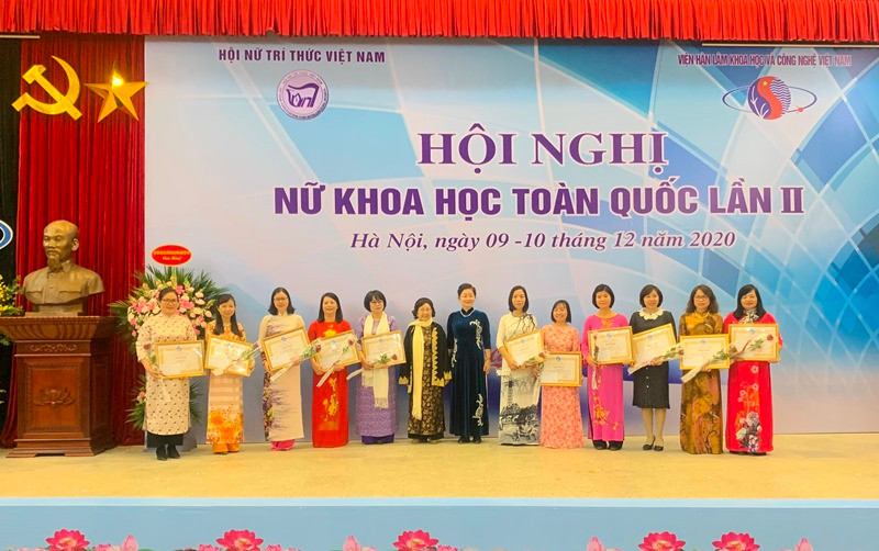 Trao bằng khen cho các hội viên nữ có nhiều đóng góp trong nghiên cứu khoa học.