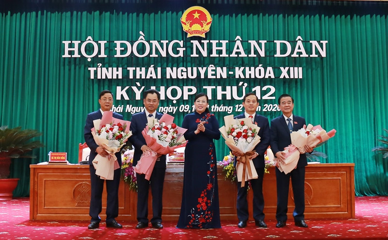 Đồng chí Nguyễn Thanh Hải, Ủy viên T.Ư Đảng, Bí thư Tỉnh ủy Thái Nguyên tặng hoa chúc mừng đồng chí Phạm Hoàng Sơn (thứ hai, bên phải), đồng chí Trịnh Việt Hùng (thứ hai, bên trái) và các đồng chí Đặng Xuân Trường (ngoài cùng, bên trái), Đỗ Đức Công (ngoài cùng, bên phải).