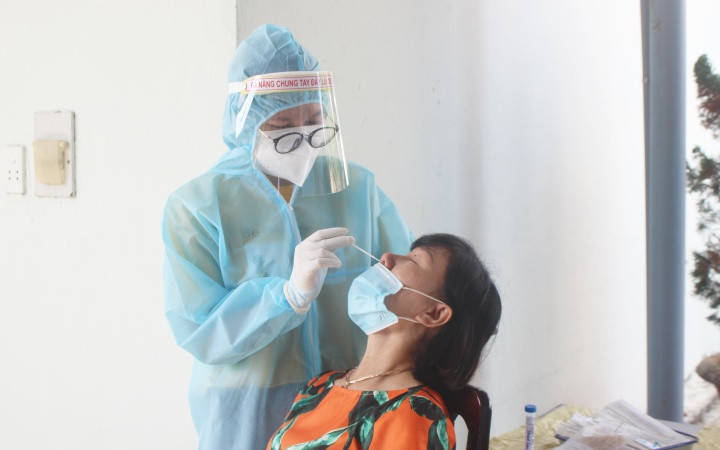 Ngành y tế khẩn trương lấy mẫu xét nghiệm để truy vết, ngăn chặn dịch lây lan.