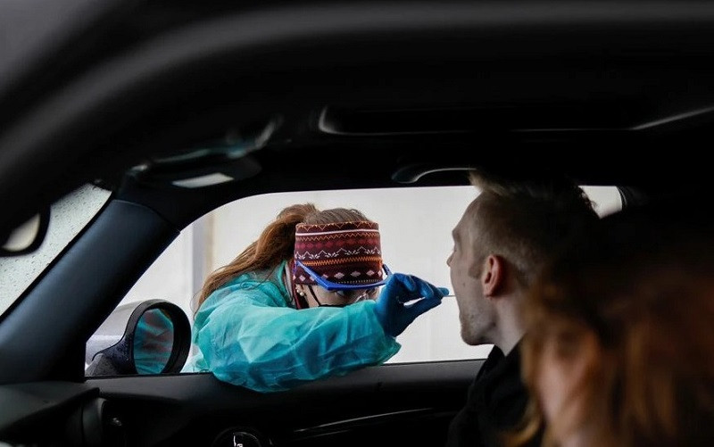 Lấy mẫu xét nghiệm SARS-CoV-2 ở Furstenfeldbruck, Đức, ngày 27/11/2021. (Ảnh: Reuters)