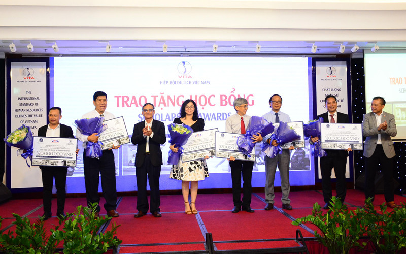 Trao học bổng cho các địa phương trong buổi phát động chương trình.