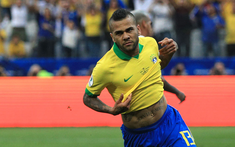 Dani Alves trong trận ra quân của Brazil ở Olympic 2020. (Ảnh: Getty Images)
