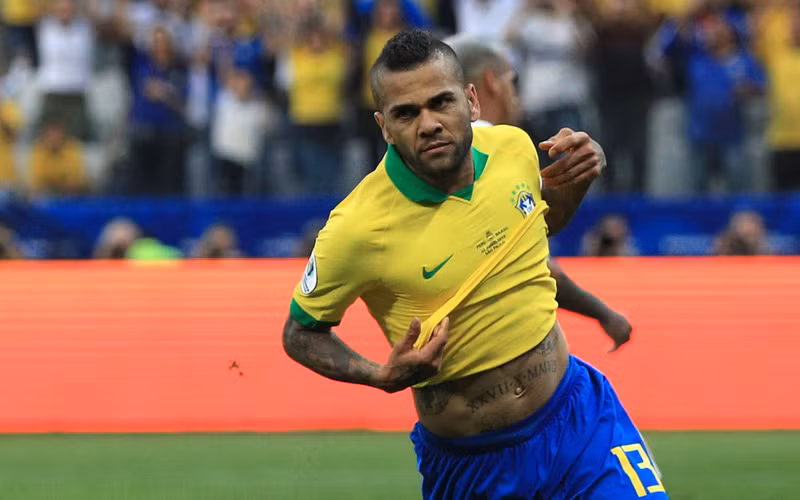 Dani Alves trong trận ra quân của Brazil ở Olympic 2020. (Ảnh: Getty Images)
