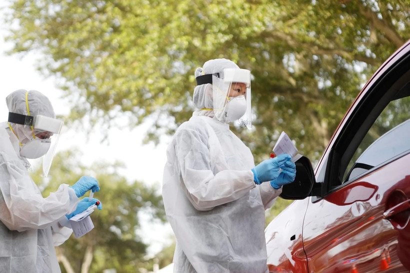 Lấy mẫu xét nghiệm Covid-19 tại Mỹ. Ảnh: Getty Images.