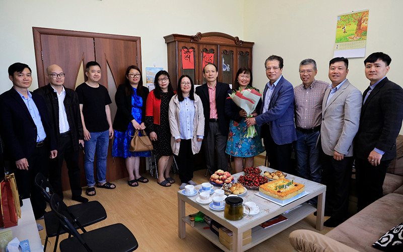 Đại sứ Đặng Minh Khôi và đại diện Đại sứ quán Việt Nam tặng hoa chúc mừng các cơ quan báo chí Việt Nam tại Nga.