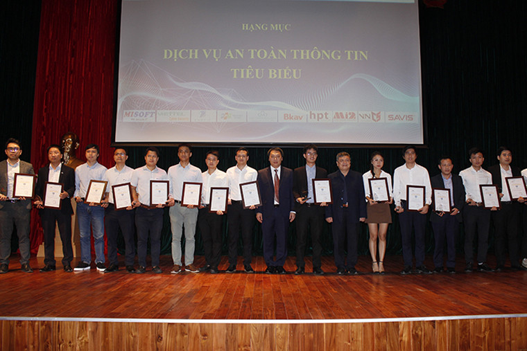 Thứ trưởng Nguyễn Huy Dũng trao Danh hiệu cho các doanh nghiệp.