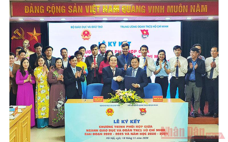 Quang cảnh lễ ký kết Chương trình phối hợp giai đoạn 2020-2025 giữa ngành Giáo dục và Đoàn TNCS Hồ Chí Minh.