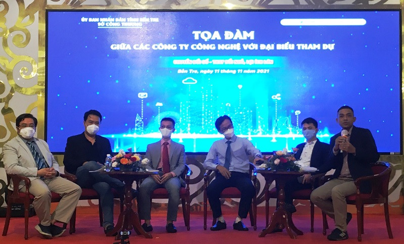 Tọa đàm giữa đại diện các công ty công nghệ và đại biểu tham dự về chuyển đổi số.