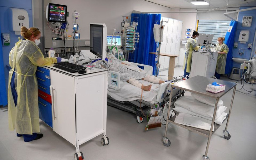 Điều trị bệnh nhân Covid-19 nặng trong phòng chăm sóc đặc biệt tại Bệnh viện Đại học Milton Keynes, Anh. (Ảnh: Reuters)