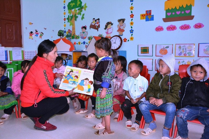 Cô và trò vùng cao huyện Mù Cang Chải (Yên Bái) trong giờ luyện tiếng Việt 