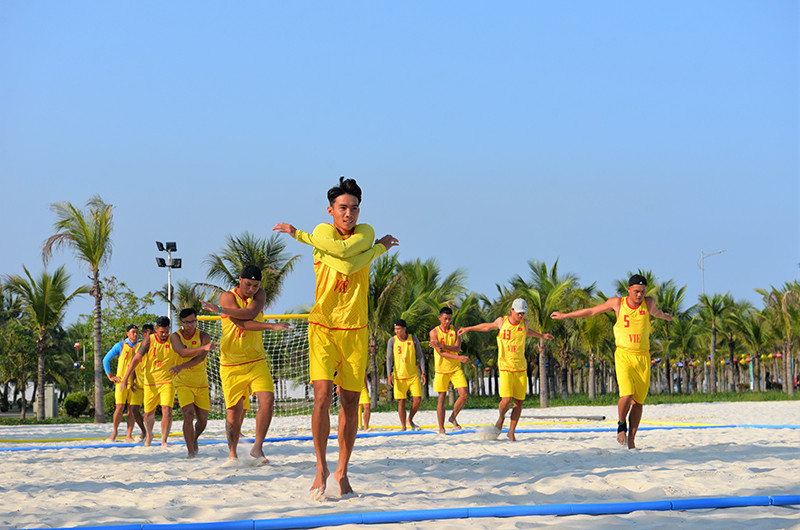 Đội tuyển bóng ném bãi biển nam Việt Nam tích cực tập luyện. (Ảnh: THANH VÂN/TTXVN)