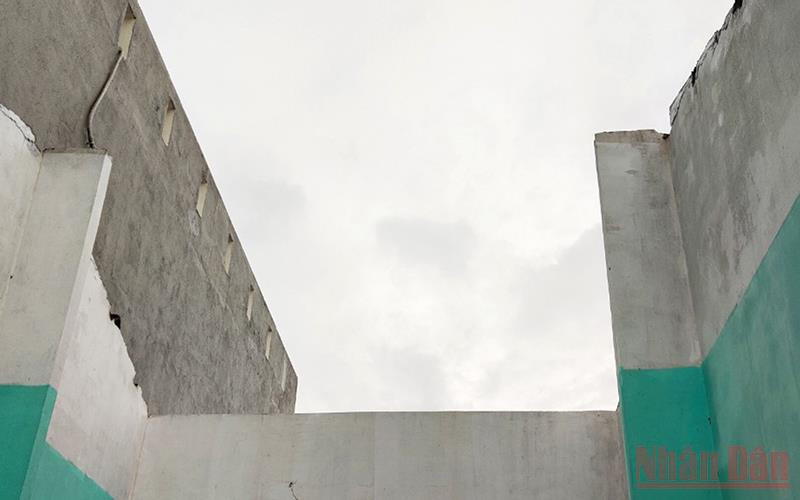 Nhà của người dân xã Bình Thạnh, huyện Bình Sơn (Quảng Ngãi) bị lốc xoáy làm tốc mái hoàn toàn.