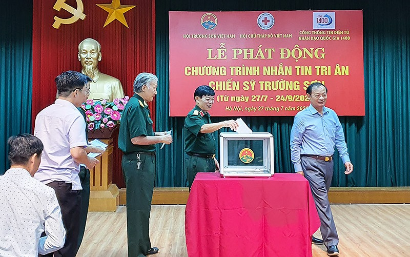 Đại diện các bộ, ngành, đoàn thể, đơn vị ủng hộ trực tiếp Chương trình bằng tiền mặt. 