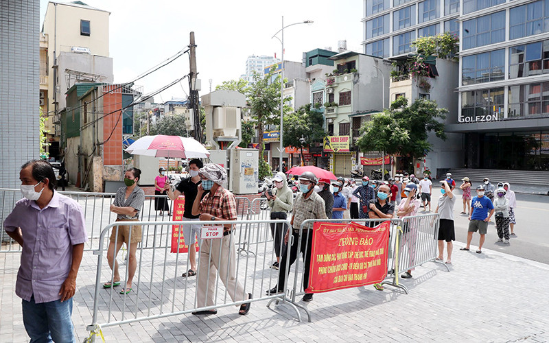 Người dân xếp hàng theo quy định mua bánh trung thu tại một điểm bán ở Hà Nội. Ảnh: MINH HÀ