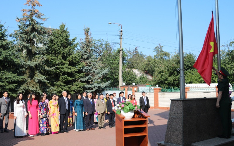 Các đại biểu thực hiện nghi thức chào cờ trong buổi lễ.