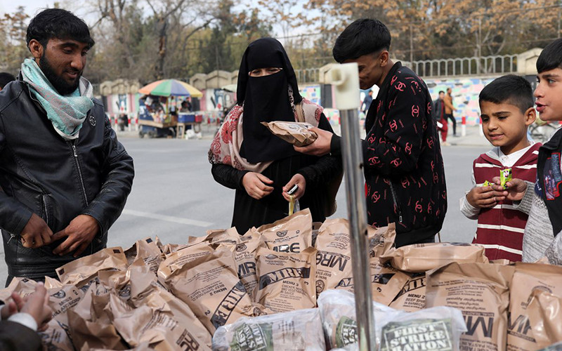 Mua đồ ăn tại Kabul, Afganistan tháng 11/2021. Ảnh: Reuters