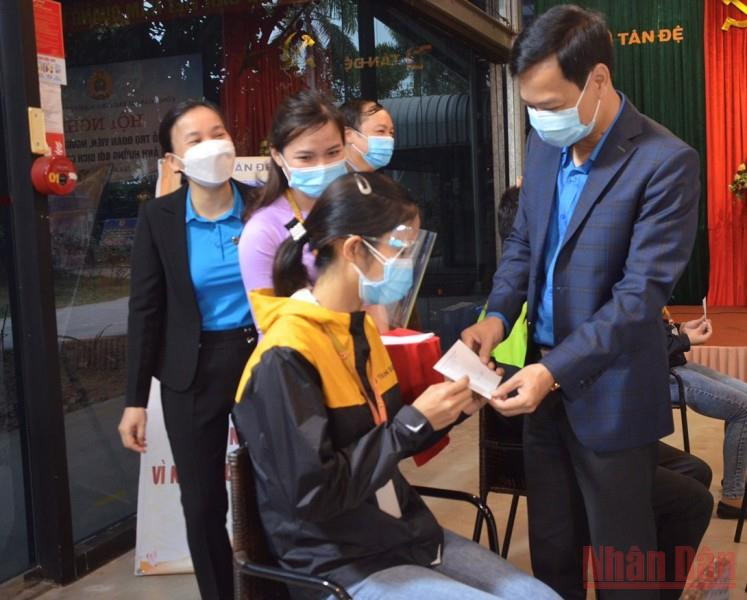 Trao quà động viên người lao động bị ảnh hưởng của Covid-19 tại Khu công nghiệp Nguyễn Đức Cảnh (thành phố Thái Bình).