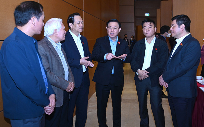 Chủ tịch Quốc hội Vương Đình Huệ trao đổi với các đại biểu trong giờ giải lao. (Ảnh: DUY LINH)