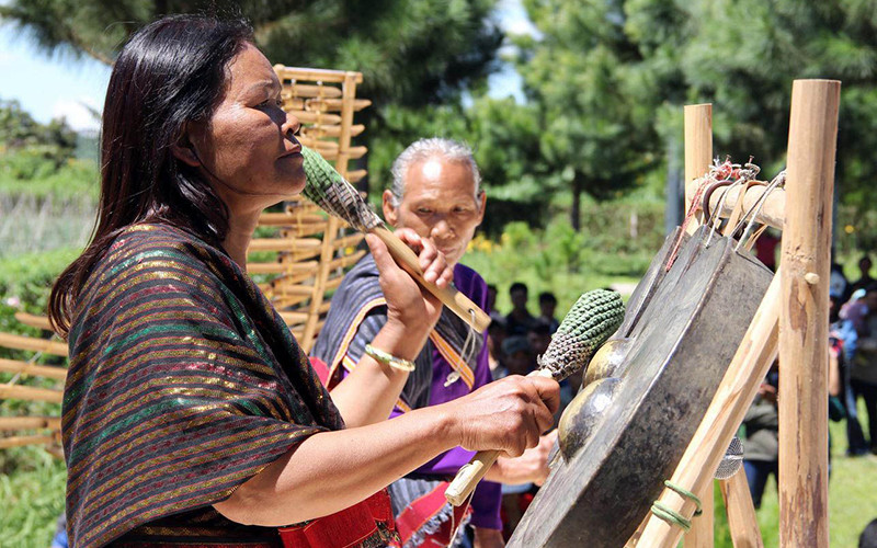 Nghệ nhân Ưu tú Ma Bio biểu diễn dàn chiêng ba.