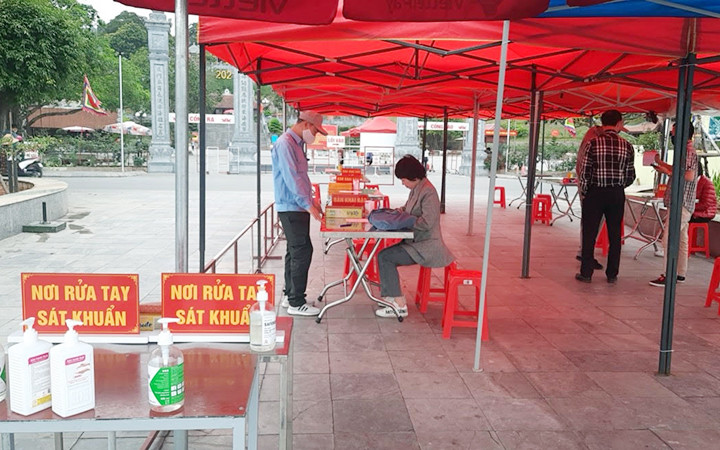 Du khách đến chiêm bái Đền Cửa Ông (TP Cẩm Phả, tỉnh Quảng Ninh) đều được giám sát y tế chặt chẽ. Ảnh: QUANG THỌ