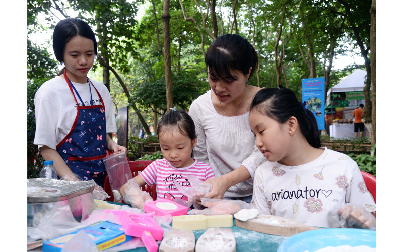 Mang lại hồn nhiên cho tuổi thơ. Ảnh: BẢO CHINH