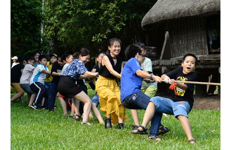 Cha mẹ tích cực tham gia các hoạt động cùng con. Ảnh: MỸ HÀ