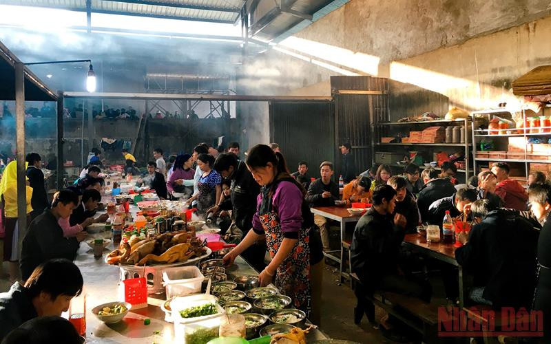Khu vực ẩm thực chính là điểm nhấn của chợ phiên Mèo Vạc với hàng trăm gian hàng san sát, thu hút đông đảo người đi chợ. Hơi nước, khói bếp bay lên bảng lảng, chan hòa với ánh nắng sớm mai xiên qua những khe cửa, tạo cảm giác ấm cúng. 