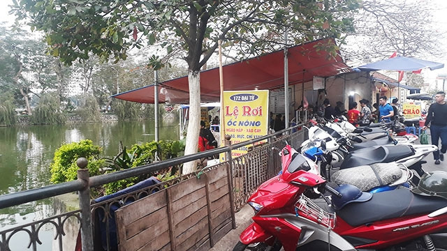 Ao Sen, nằm áp phố Đại Từ, phường Đại Kim bị hàng quán bủa vây.