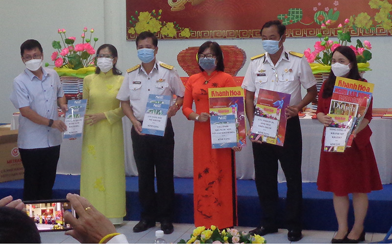 Các đơn vị gửi tặng ấn phẩm báo chí Xuân Nhâm Dần 2022 tới quân và dân Trường Sa.