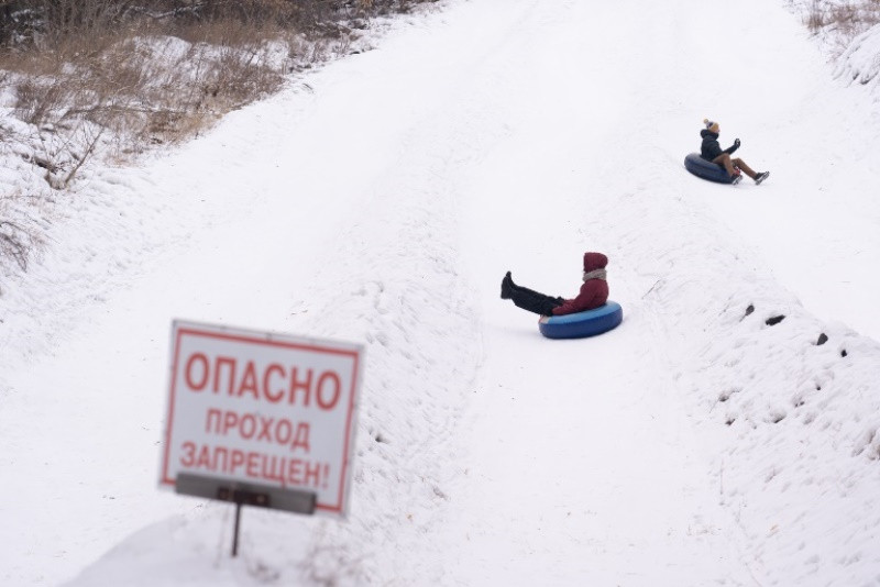 Du khách trải nghiệm bộ môn trượt tuyết bằng phao.