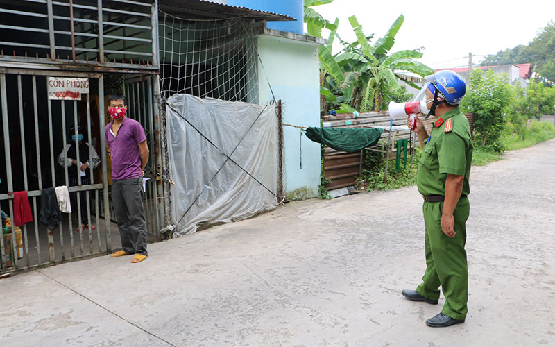 Cảnh sát khu vực ở phường Tam Phước, TP Biên Hòa, tỉnh Đồng Nai phát loa vận động người dân ở trọ tham gia xét nghiệm Covid-19.