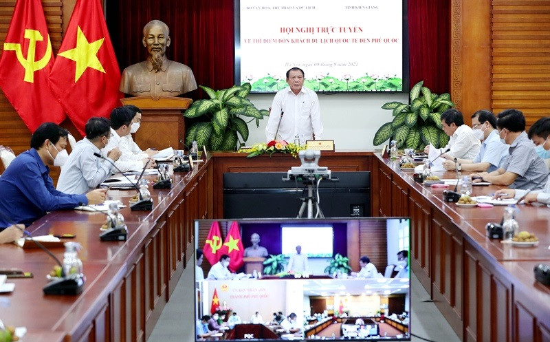 Toàn cảnh hội nghị về Kế hoạch thí điểm đón khách du lịch quốc tế đến Phú Quốc. (Ảnh: Bộ VHTTDL) 