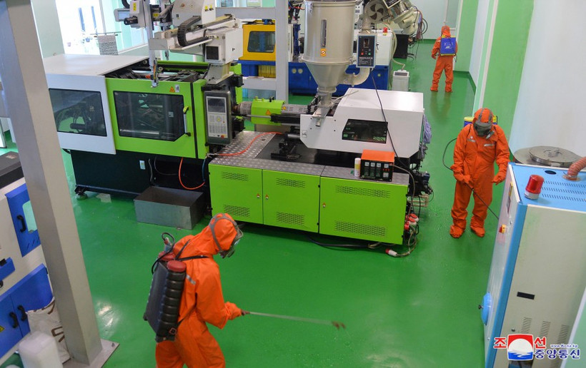 Phun khử khuẩn tại 1 xưởng sản xuất ở Triều Tiên. (Ảnh: KCNA)