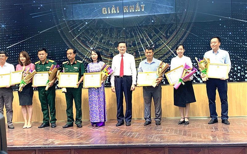 Lãnh đạo UBND thành phố Cần Thơ trao giải Nhất cho các tác giả đạt giải.