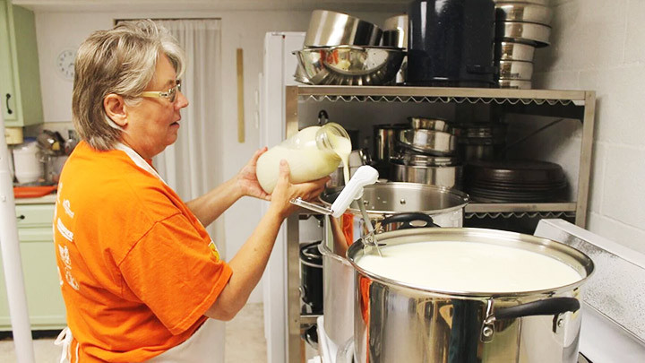 Bà Morgan đang tạo ra loại phô-mai truyền thống của quê hương. Ảnh: WVNEWS