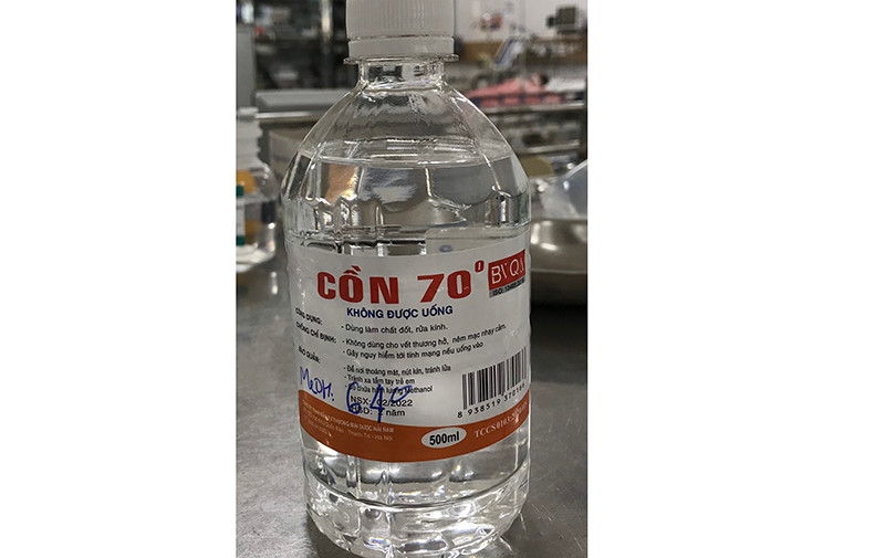 Chai cồn chứa methanol gây ra tình trạng ngộ độc cho bệnh nhân.