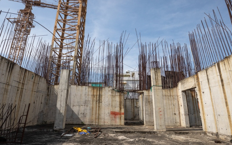 Chung cư 926 Võ Văn Kiệt hoang phế vì vướng pháp lý.