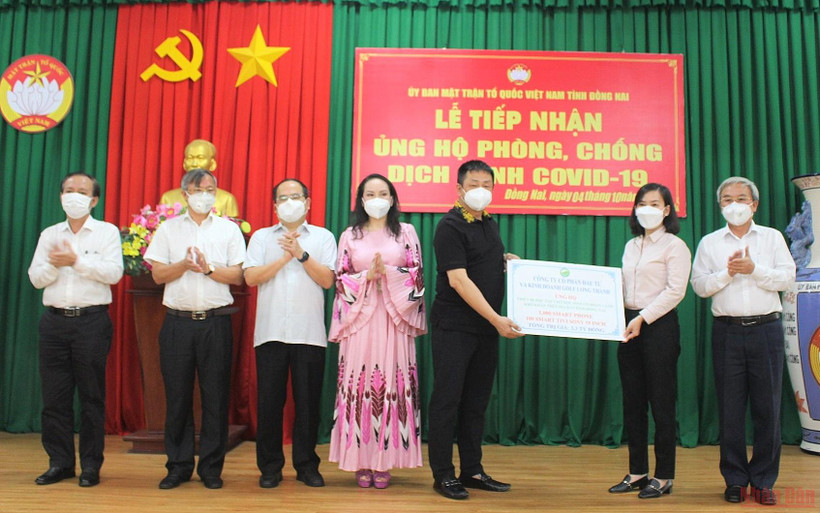 Giám đốc Sở Giáo dục và Đào tạo tỉnh Đồng Nai, Trương Thị Kim Huệ, tiếp nhận thiết bị hỗ trợ học sinh học trực tuyến. (Ảnh: THIÊN VƯƠNG)