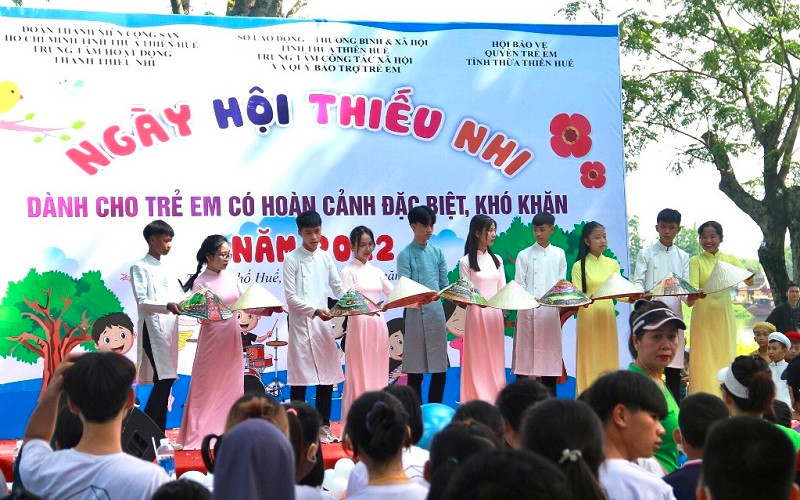 Chương trình văn nghệ chào mừng ngày hội do các em thiếu nhi tại các cơ sở bảo trợ dàn dựng, biểu diễn.