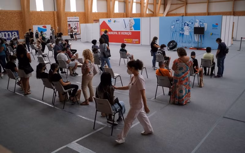 Toàn cảnh một trung tâm tiêm chủng tại Seixal, Bồ Đào Nha, ngày 11/11. (Ảnh: Reuters)