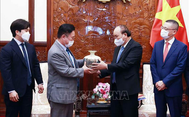 Chủ tịch nước Nguyễn Xuân Phúc tiếp ông Lý Xương Căn. (Ảnh: TTXVN)