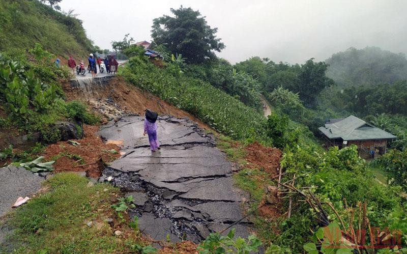 Mưa lũ làm đứt gãy hoàn toàn 45m nền mặt đường quốc lộ 6.