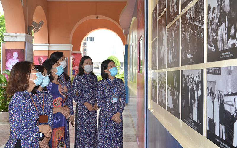  Khách tham quan triển lãm tại Nhà Rồng - Bảo tàng Hồ Chí Minh chi nhánh TP Hồ Chí Minh.