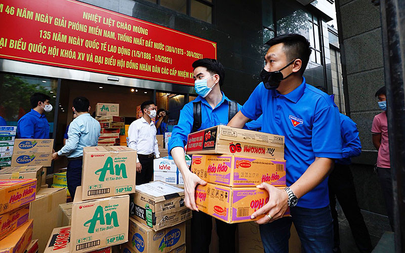 Đoàn viên, thanh niên Khối các cơ quan T.Ư vận chuyển nhu yếu phẩm, trang thiết bị y tế hỗ trợ các địa phương chống dịch Covid-19 từ sáng sớm.