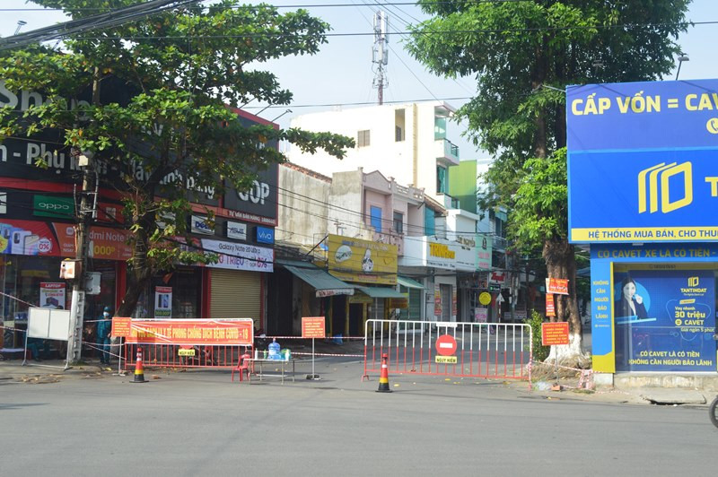 Lực lượng chức năng phong tỏa khu vực ca F0 sinh sống tại tổ 7, phường Nghĩa Lộ, TP Quảng Ngãi (Quảng Ngãi).
